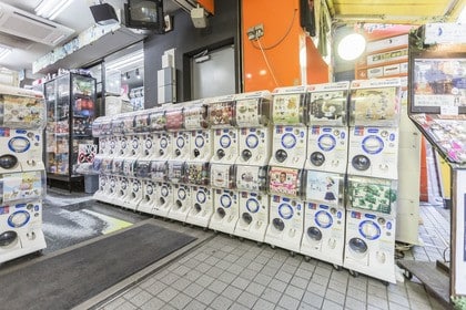 秋葉原扭蛋會館店內成排的扭蛋機
