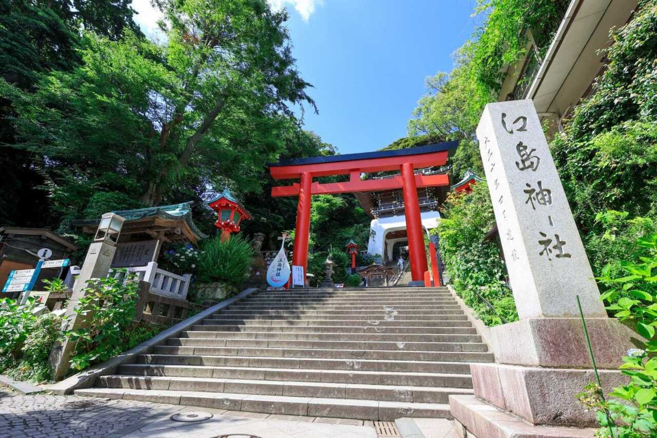 江島神社入口石碑與朱紅鳥居