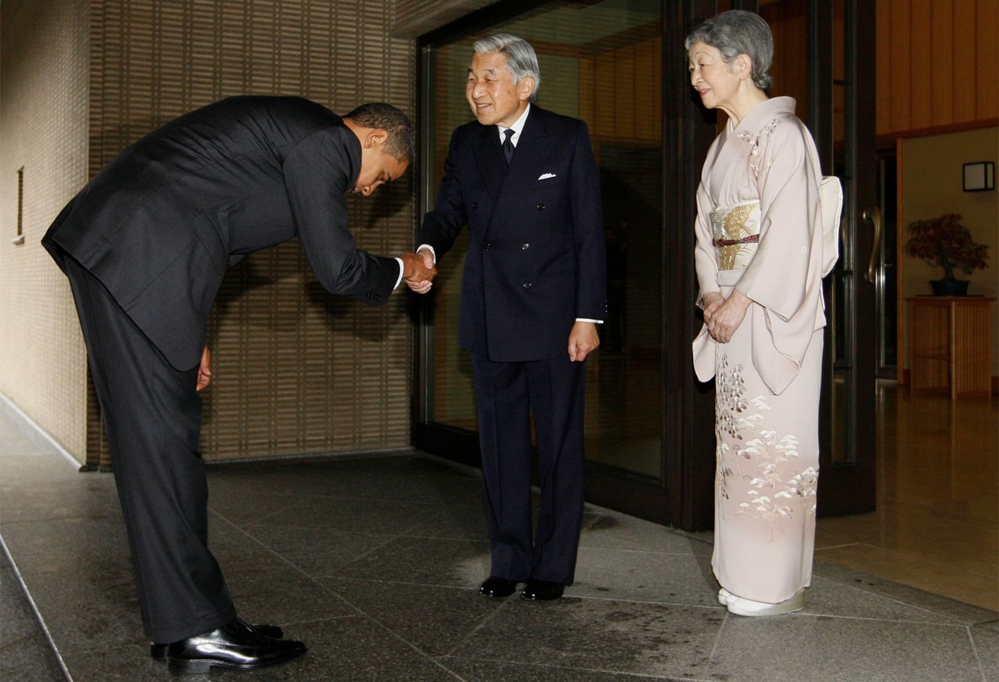 Japanese Bowing: Etiquette and Meanings - Ojigi: Apologies and ...