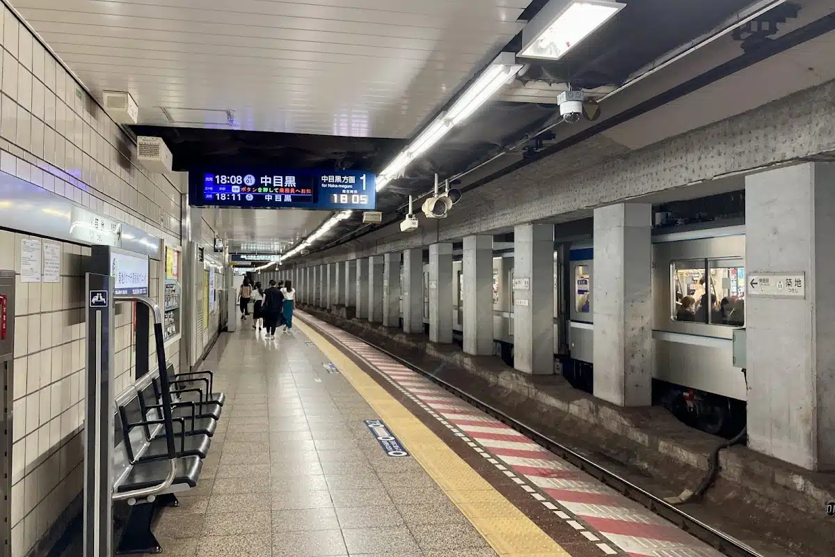 搭乘東京Metro日比谷線至「築地站」