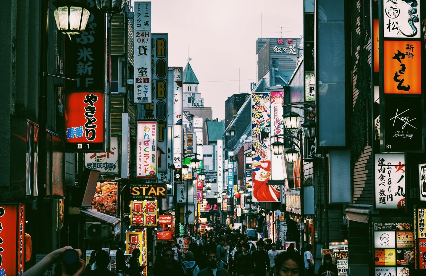 東京新橋完全攻略：交通樞紐、美食天堂、文化景點與住宿推薦 2026