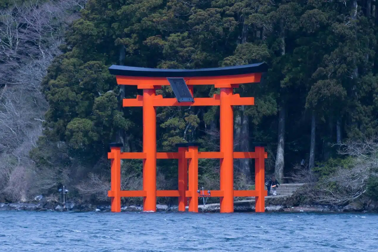 箱根神社：蘆之湖畔的能量聖地