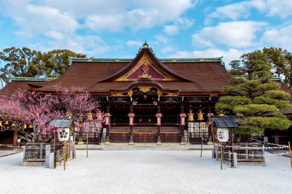 Introducing the highlights of Kitano-Tenmangu Shrine, well-known as the god of learning! | Leaf KYOTO