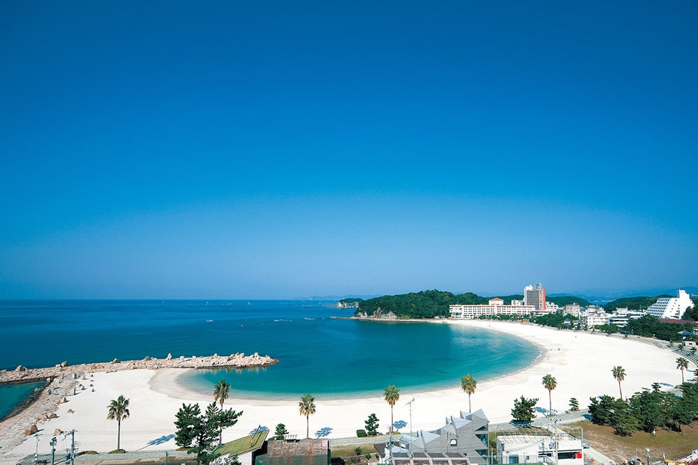 南紀白濱白良浜的白沙海灘與溫泉旅館群