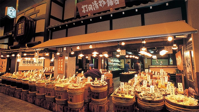 打田漬物錦小路店店頭與成排木桶漬物