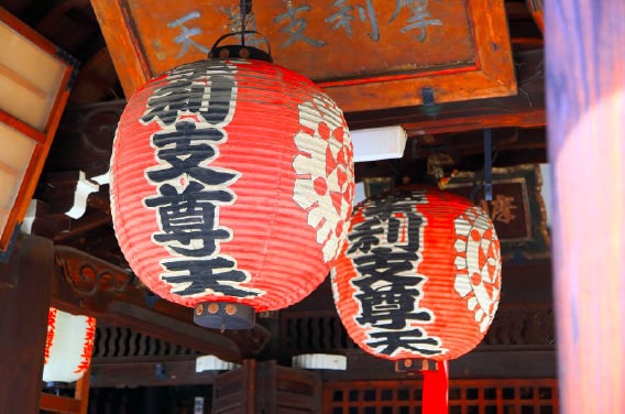 禪居庵摩利支尊天堂的紅色提燈