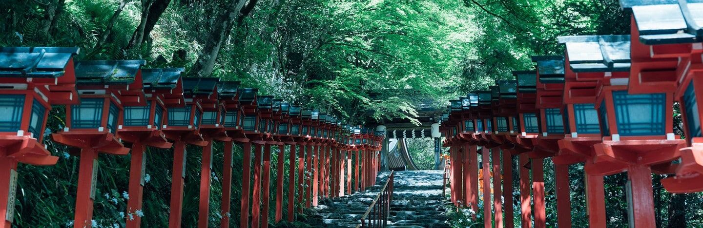 貴船神社本宮表參道的朱紅春日燈籠石階