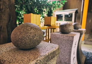 住吉大社大歲社境內的重輕石（おもかる石）
