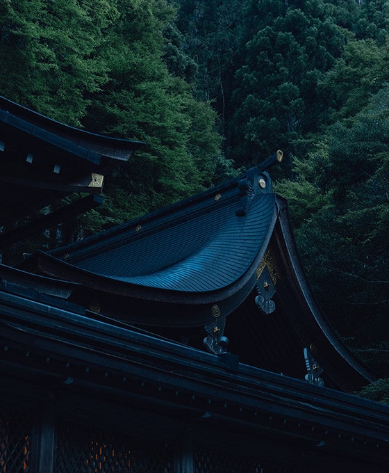 貴船神社本宮社殿屋簷與貴船山林