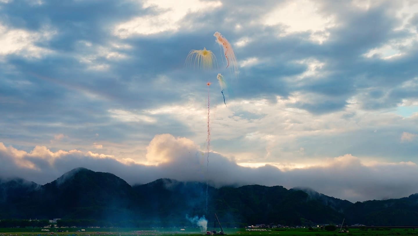 大曲全國花火競技大會會場（雄物川河畔）的晝花火
