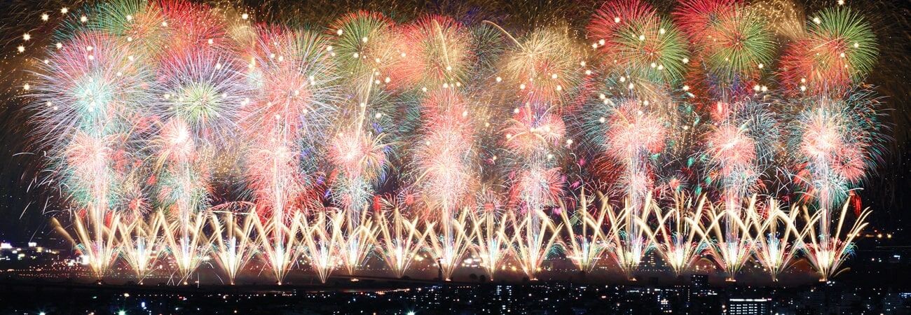 長岡花火大會信濃川上的寬幅連發花火