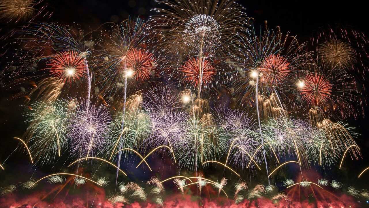 大曲花火大會夜空中綻放的大會提供花火
