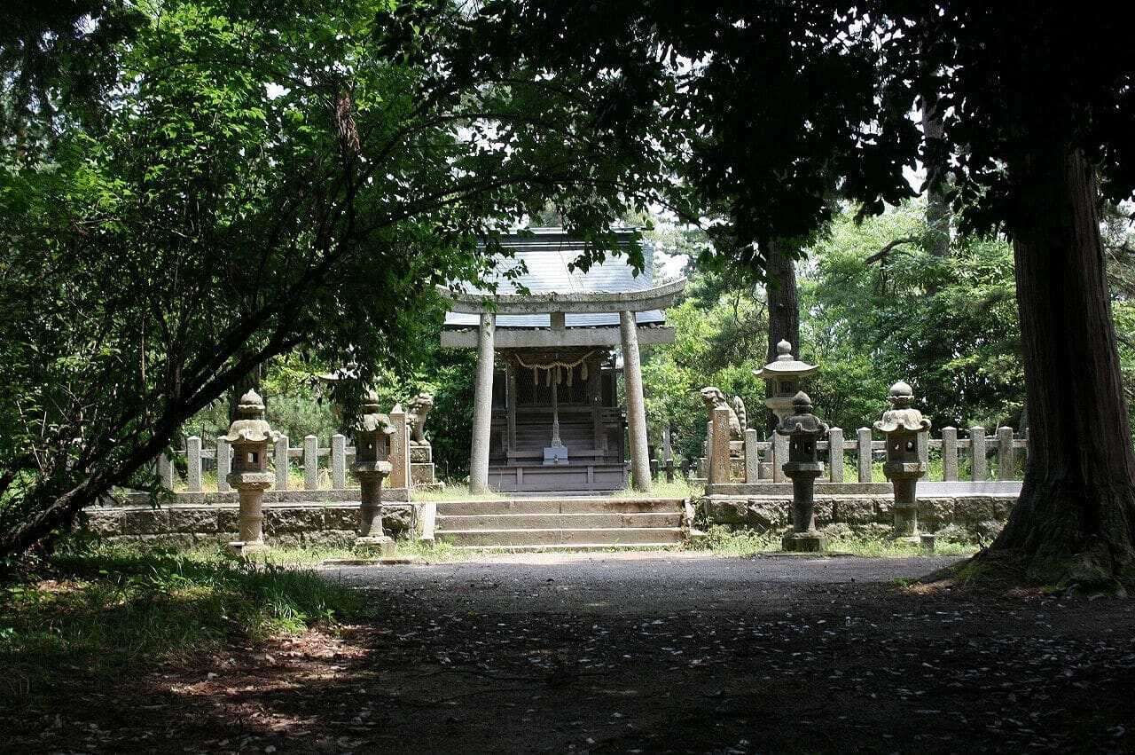 天橋立沙洲上的天橋立神社石鳥居與社殿