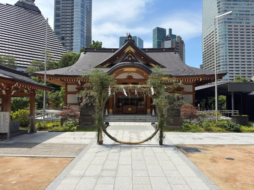 西久保八幡神社社殿與茅之輪，背景為虎之門高樓