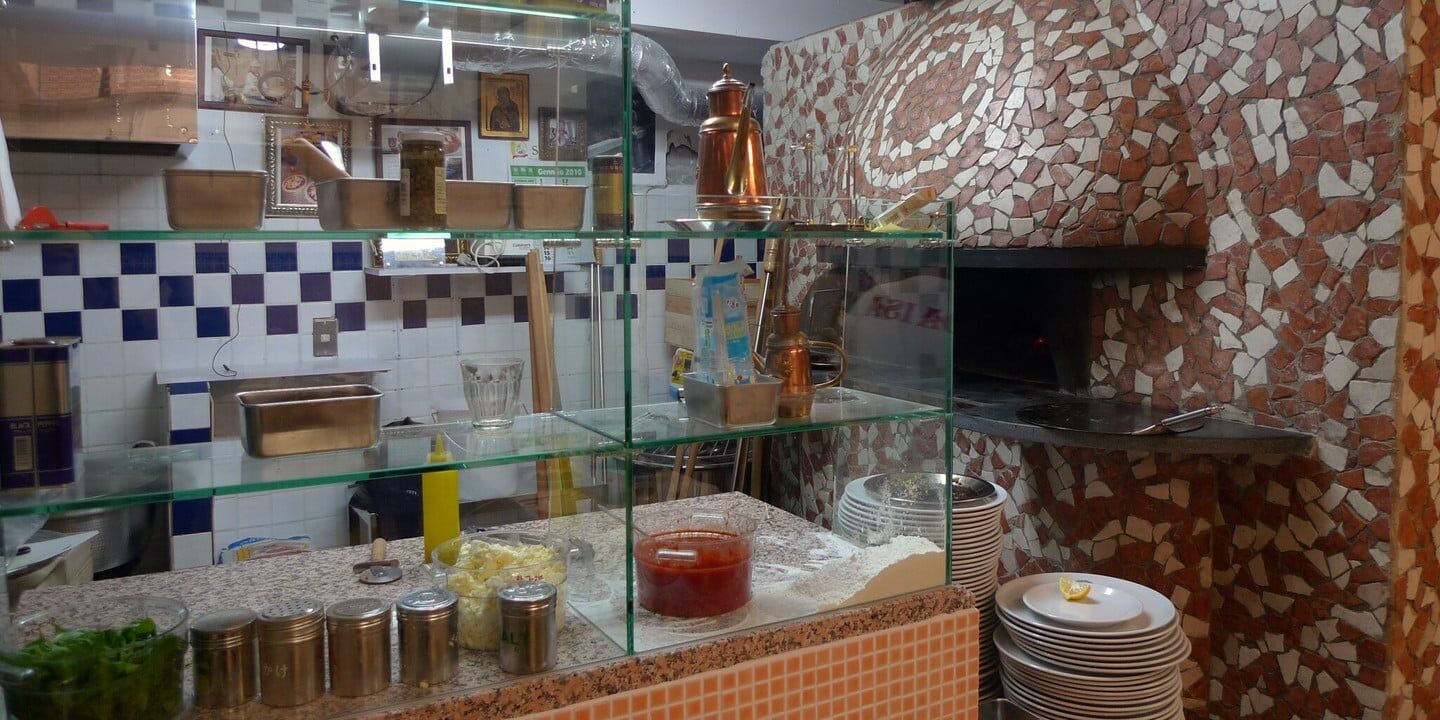 da ISA 店內的拿坡里柴燒窯與披薩製作檯