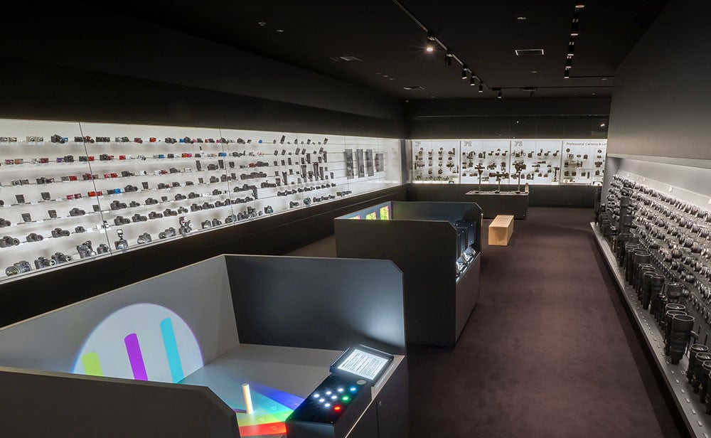 Nikon Museum 展示室陳列的歷代相機機身與鏡頭