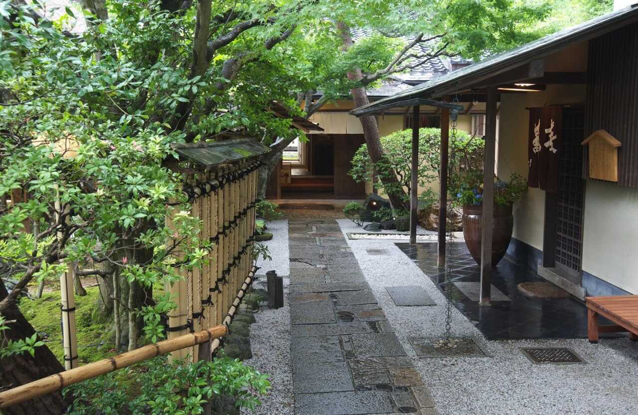 嵐山よしむら本店的日式庭園入口與蕎麥暖簾