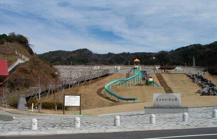 とよおか湖公園的園名石碑與長型溜滑梯