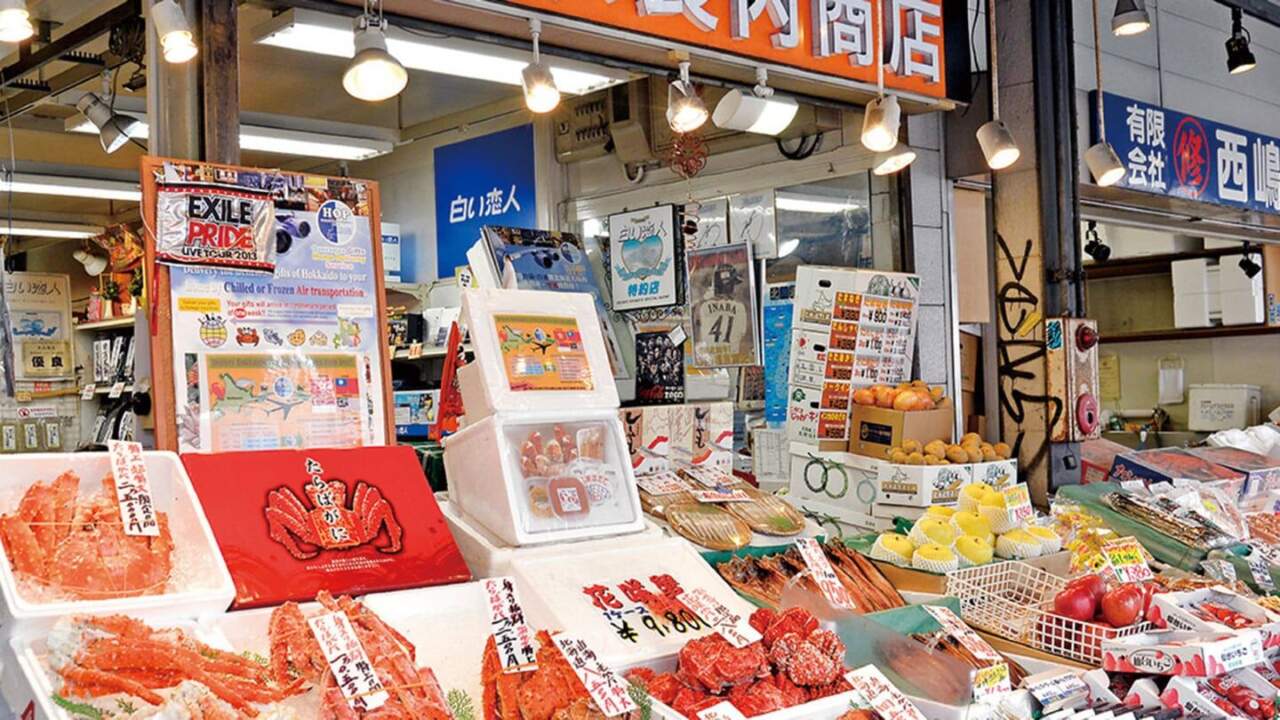 札幌二條市場店頭陳列的帝王蟹、毛蟹與海鮮