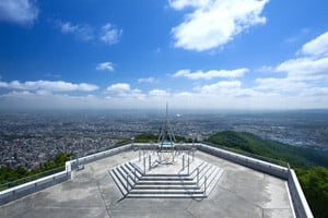 藻岩山山頂室外展望台與眺望札幌市區的欄杆步道