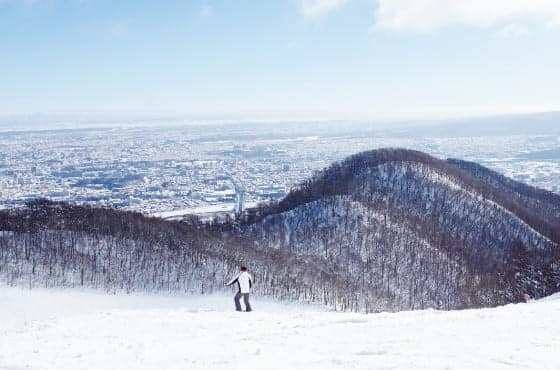 札幌藻岩山滑雪場雪道與遠方札幌市街