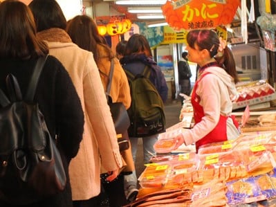 小樽三角市場狹窄通道兩側的海鮮攤位與人潮