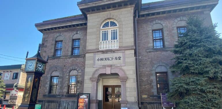 童話十字路口的小樽音樂盒堂本館石造洋樓與一旁的蒸汽時鐘
