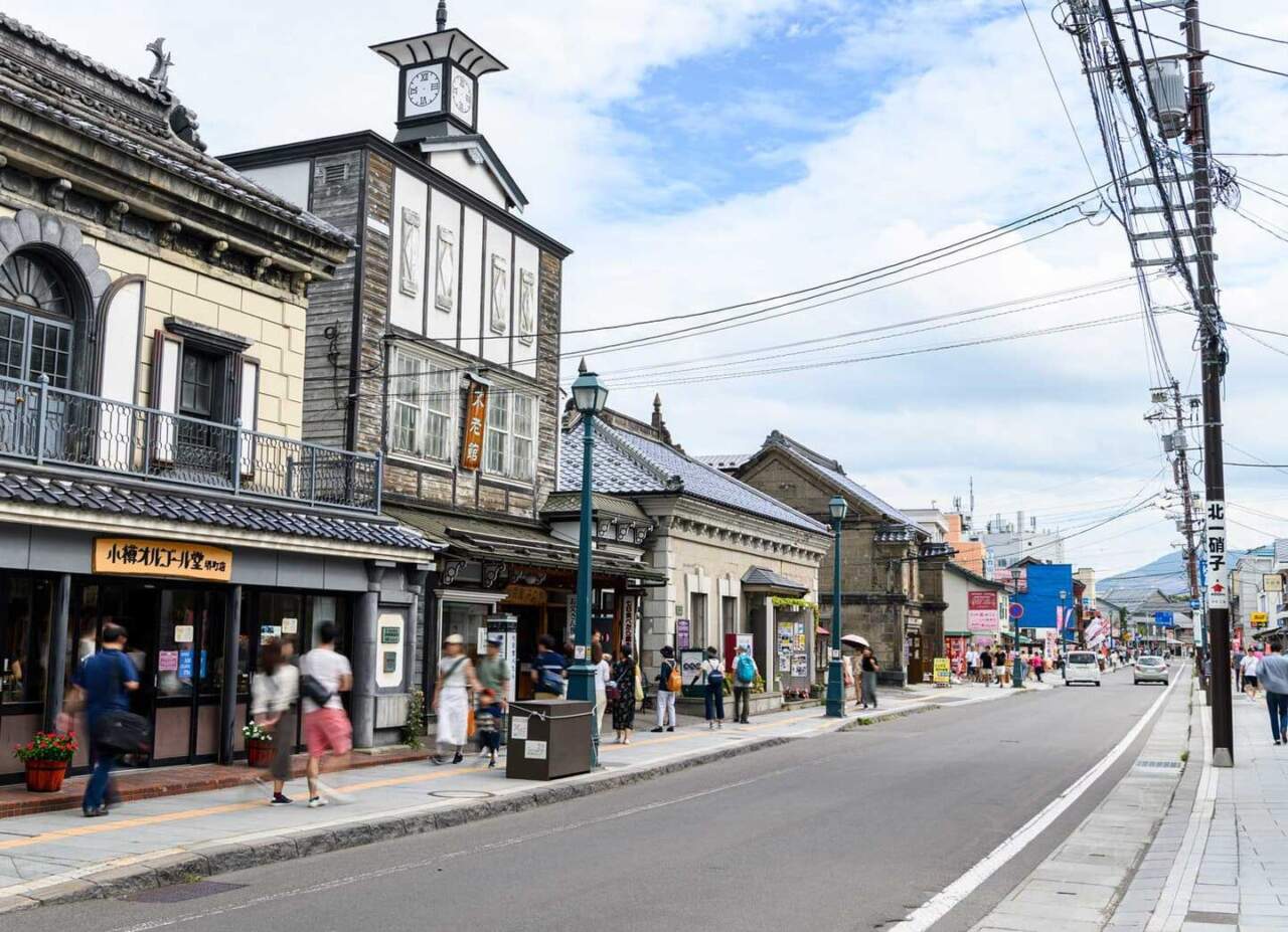 小樽堺町通商店街街景，可見小樽音樂盒堂堺町店與北一硝子指示柱