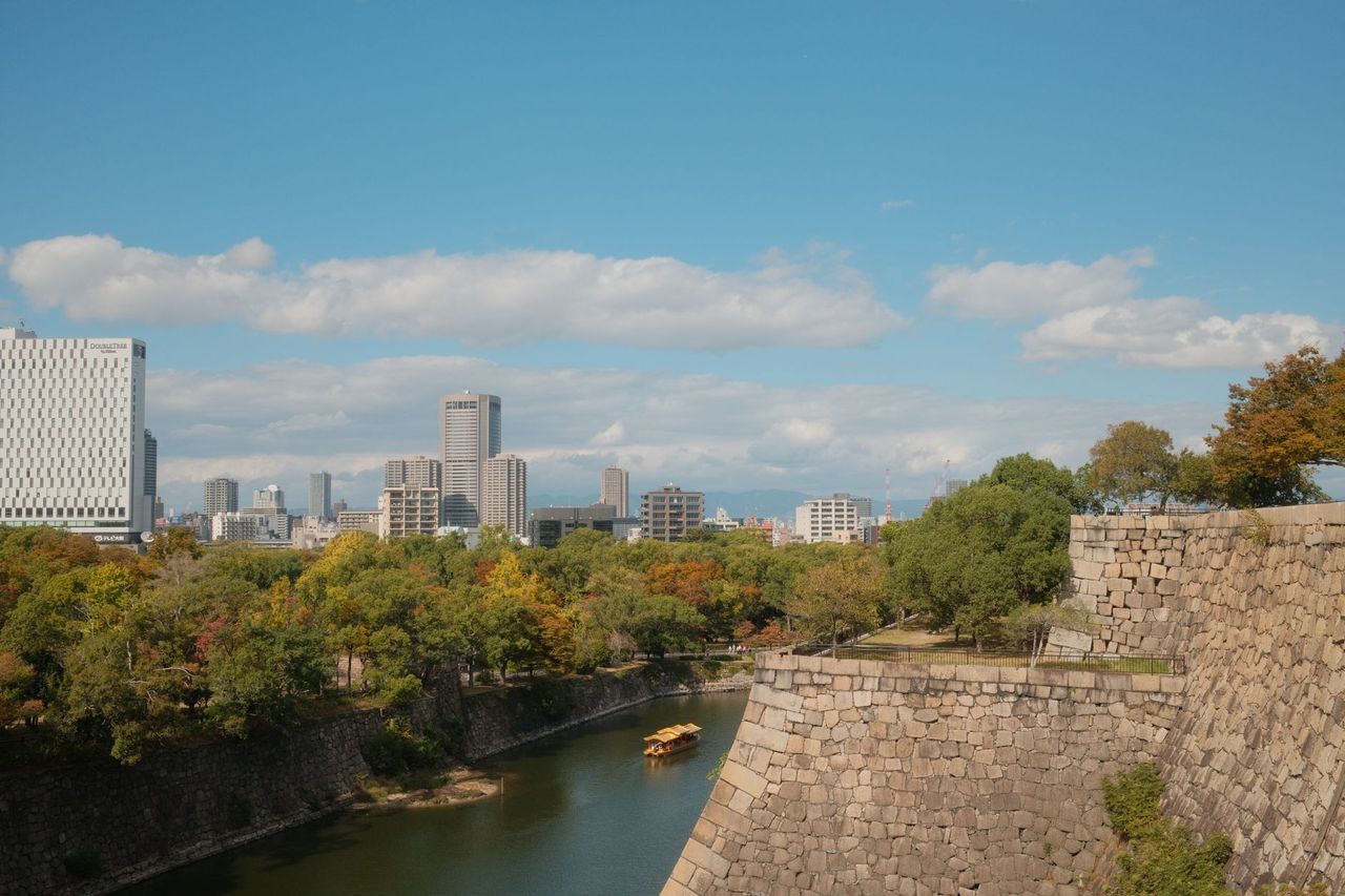 大阪城公園西之丸庭園：城堡與紅葉交織的經典畫面