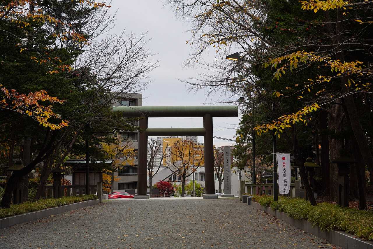表參道與第二鳥居:通往神域的莊嚴步道