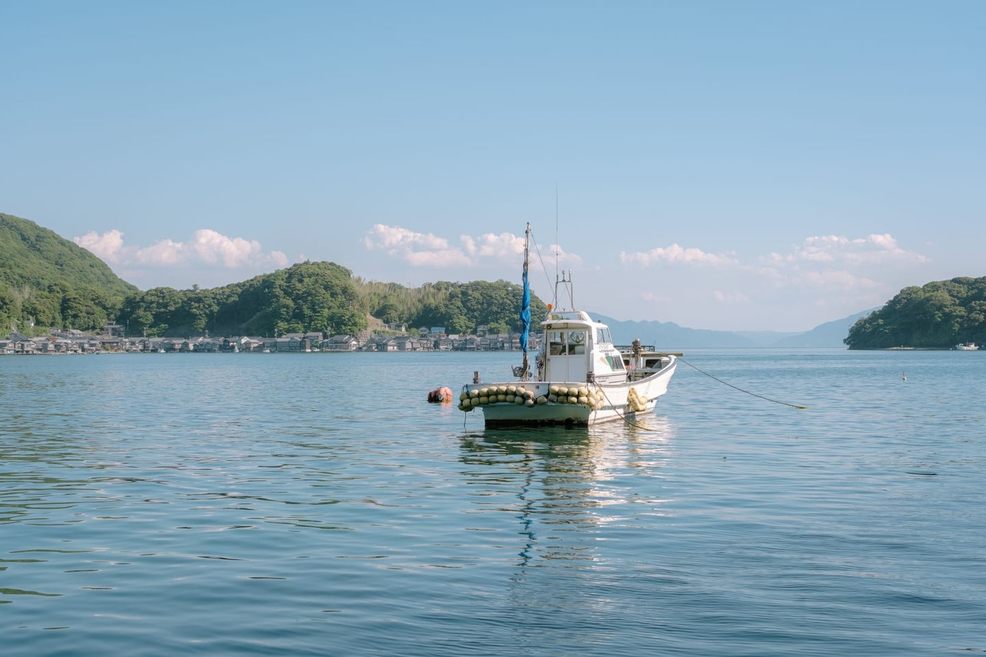 伊根舟屋夏季風情:碧海藍天下的活力漁村