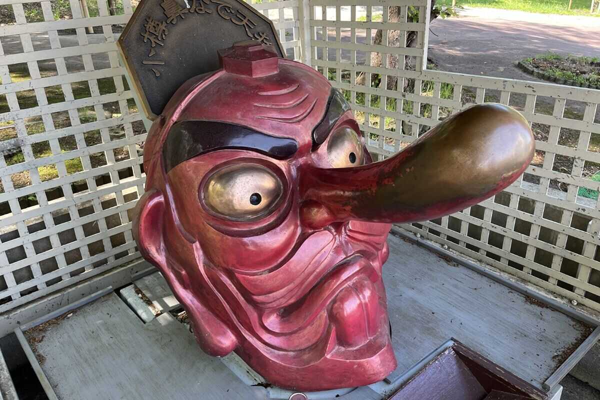 摸鼻天狗