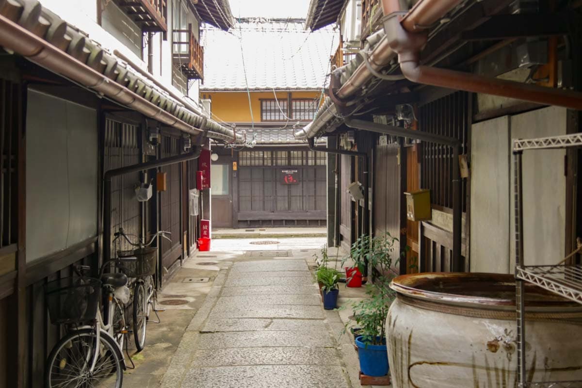 三上家路地