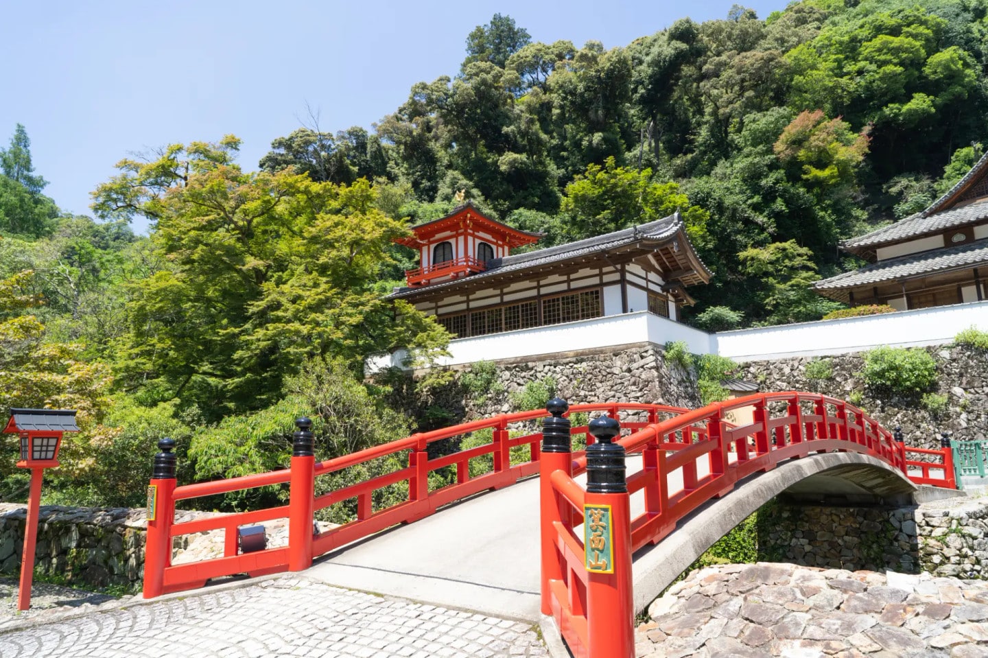 朱紅山門與淨化之橋