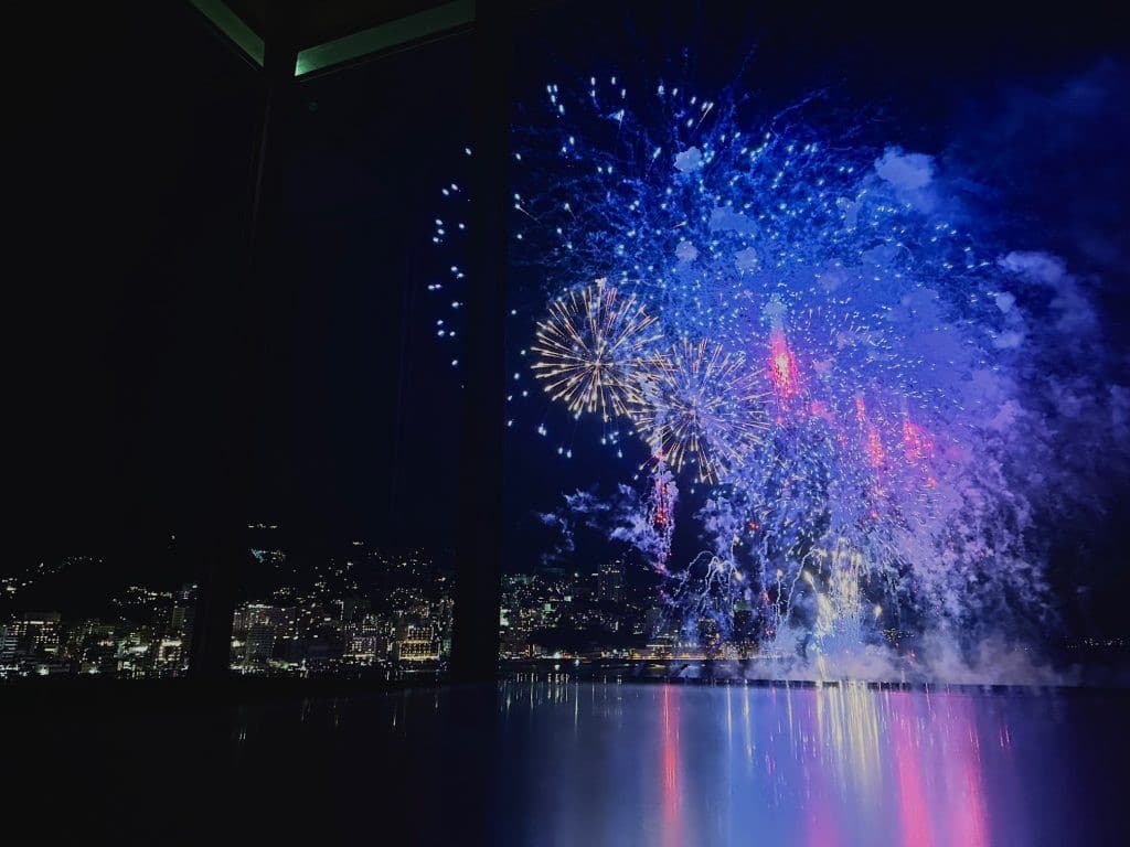 Enjoy the powerful fireworks! Atami Korakuen Hotel's Atami Marine Fireworks Festival from your guest room! (Tower Wing Japanese-style room) | ATAMI BAY RESORT KORAKUEN