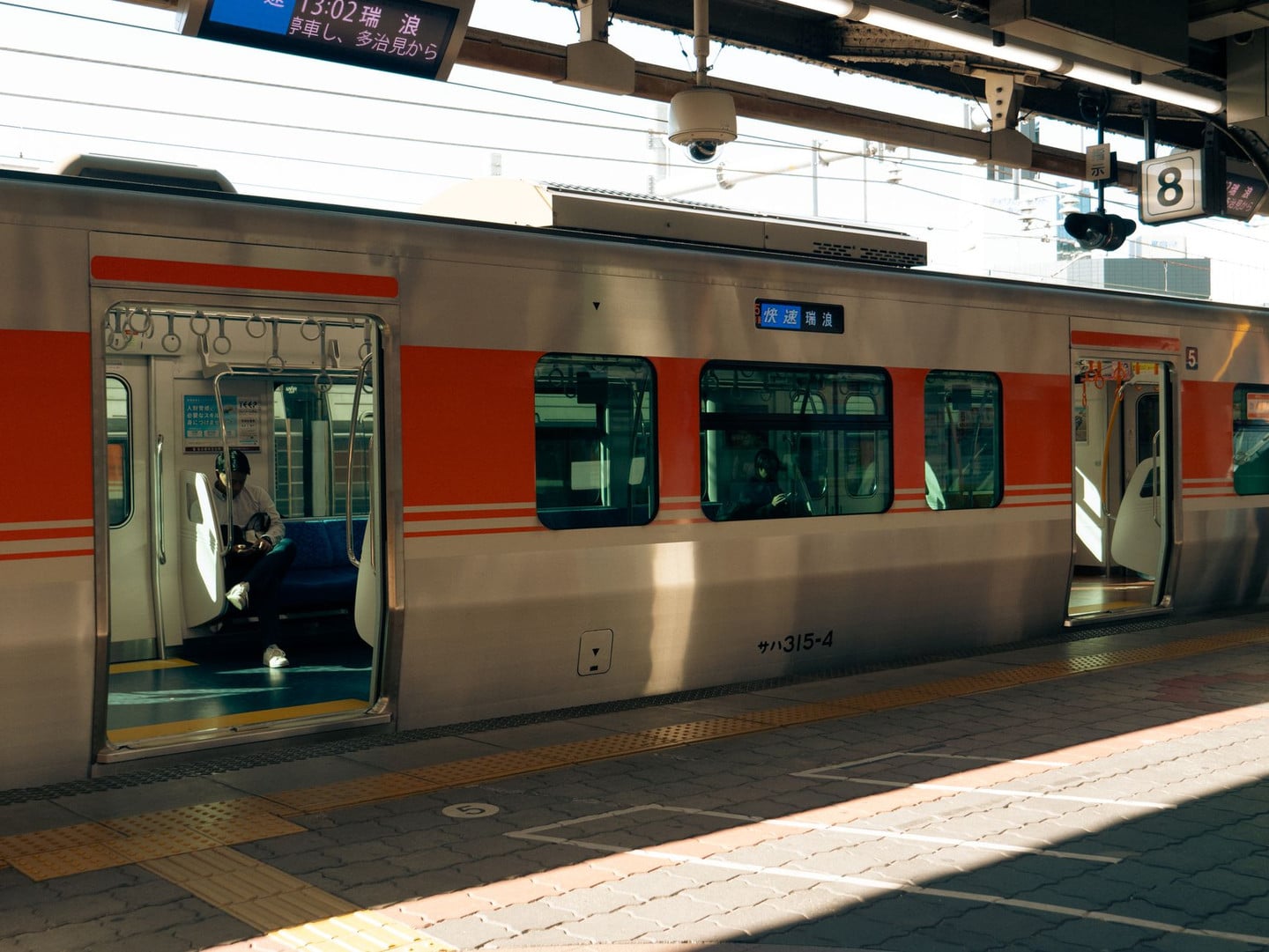名古屋車站月台：市區電車與地下鐵是前往名古屋城最方便的交通方式