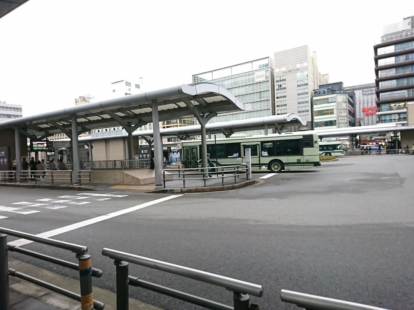 京都車站中央口巴士總站,串聯清水寺、金閣寺等各大景點