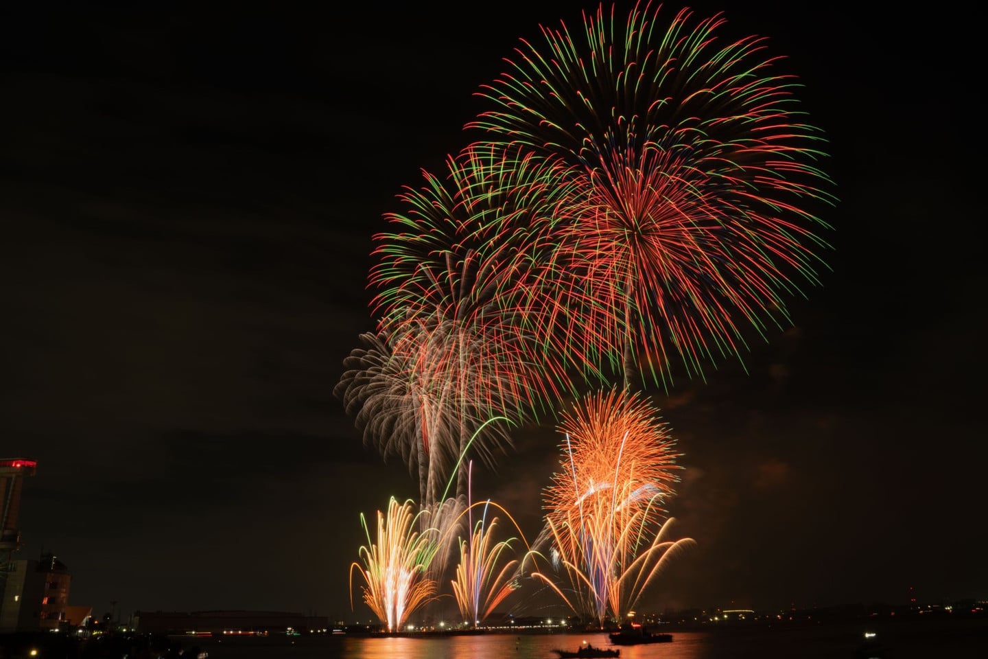 日本花火大會夜空中盛開的絢爛煙火