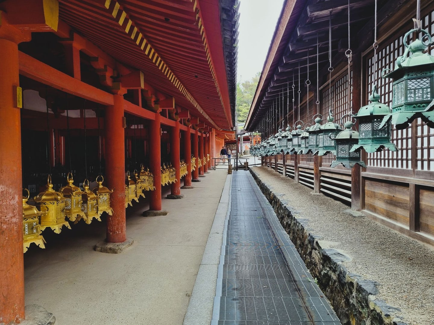 春日大社參道兩旁兩千座石燈籠