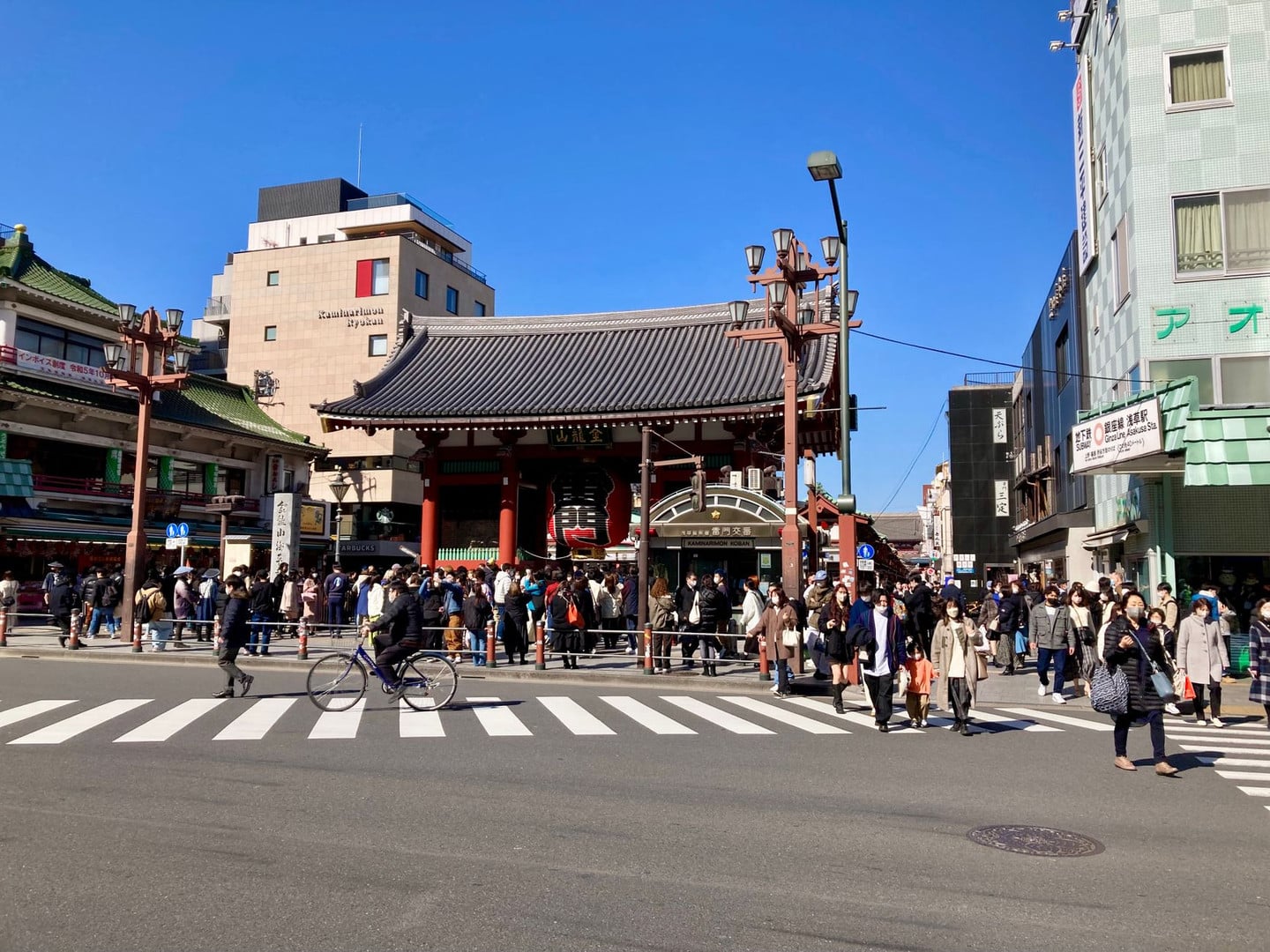淺草寺雷門白天景象,大燈籠與仲見世通商店街入口