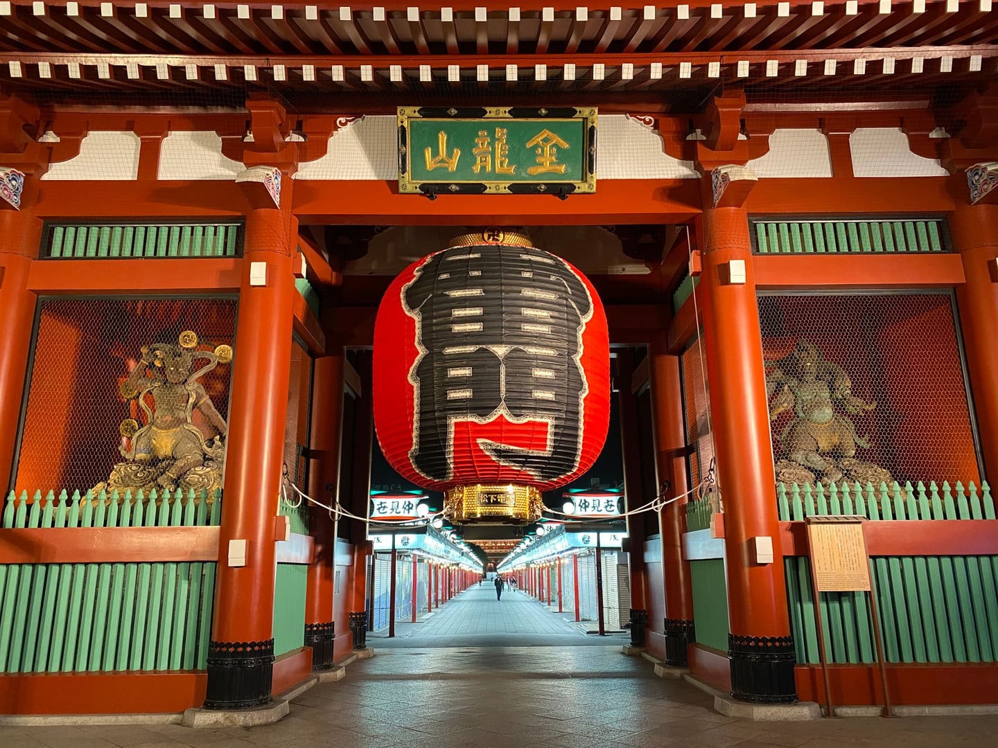 夜晚點燈的淺草寺雷門,燈籠點亮呈現靜謐氛圍