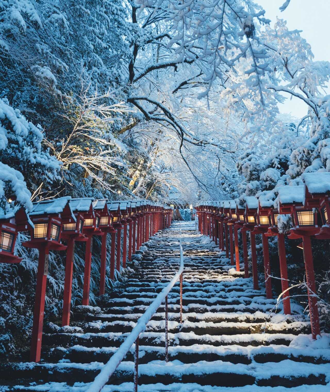 貴船神社積雪參道的紅色春日燈籠