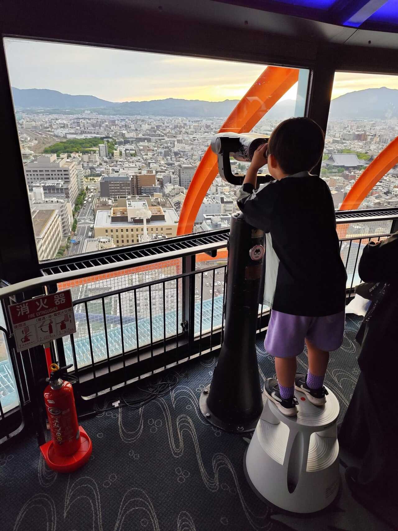 京都塔展望室內的免費望遠鏡與市區展望