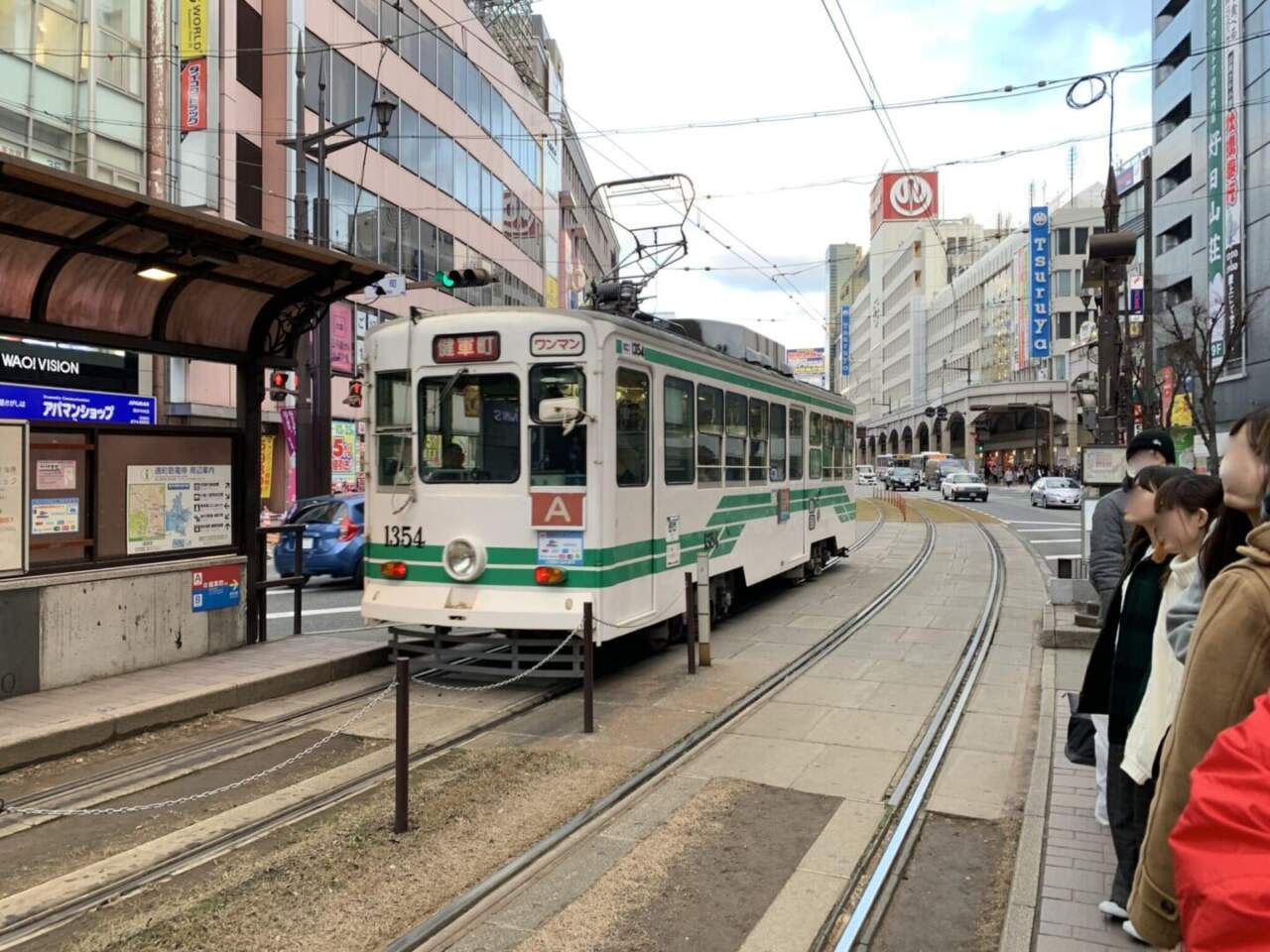File:2019 Kumamoto City Tram 1354 at Torichosuji Station.jpg - Wikimedia  Commons
