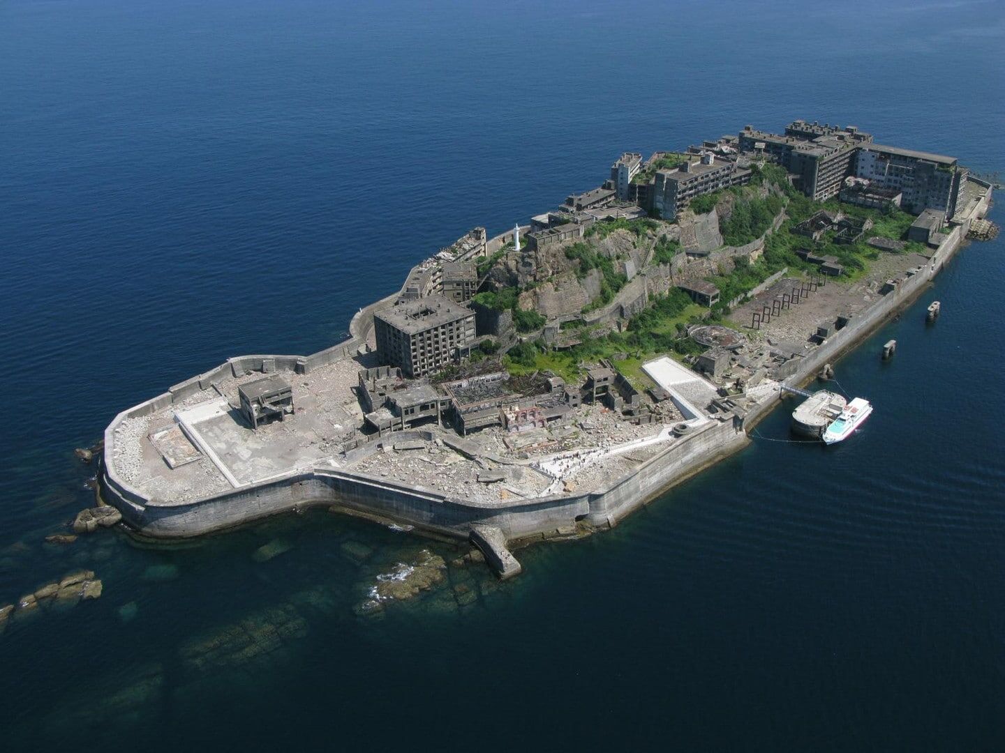 繞島航行中的觀光船與端島