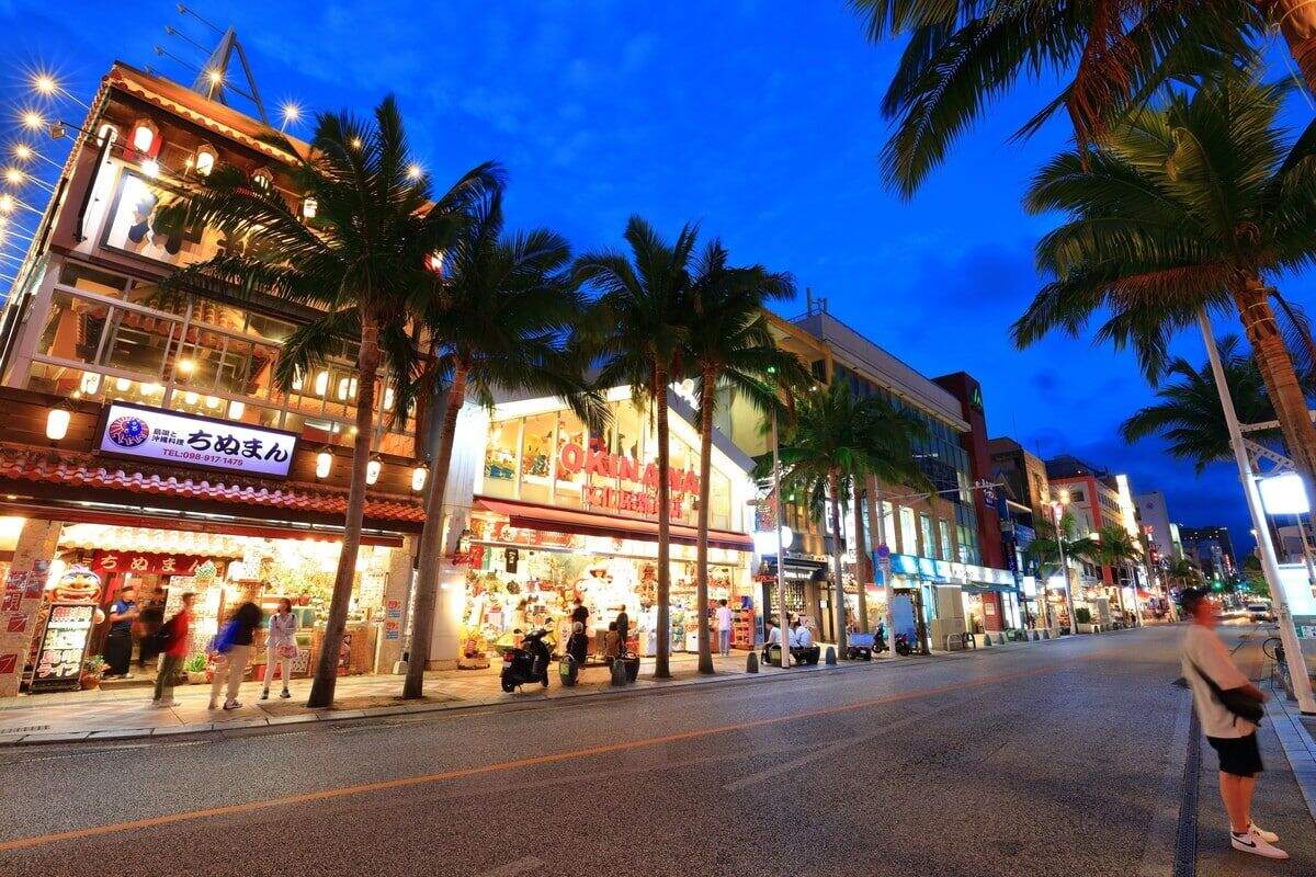 那霸國際通攻略 2026：必逛店家、壺屋やちむん通り周邊景點與單軌電車交通全指南