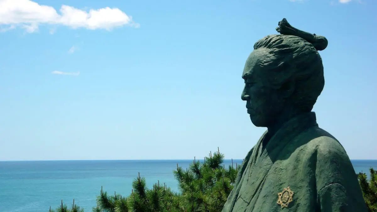 面海的坂本龍馬銅像