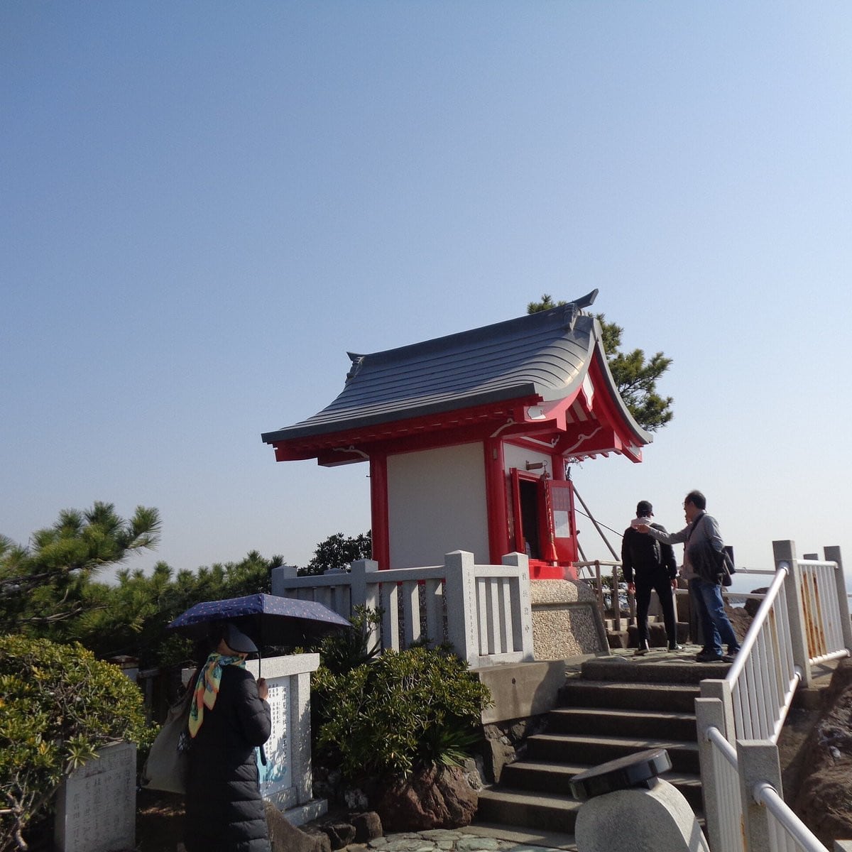 礁岩上的紅色神社