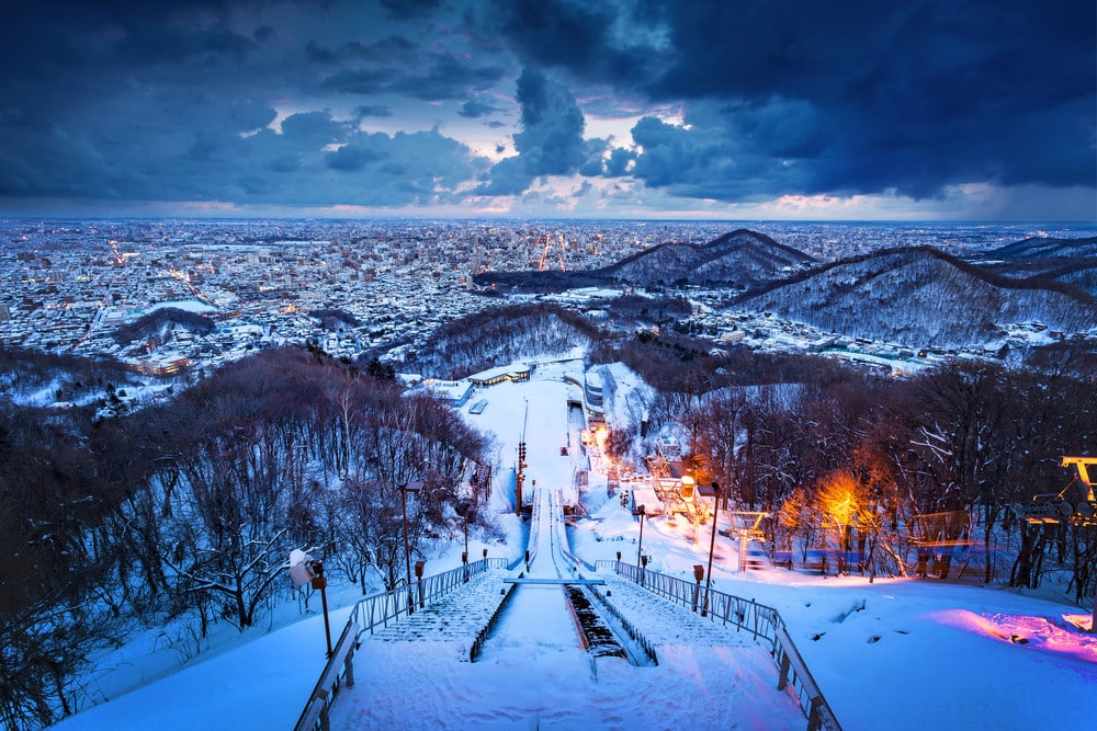 夜間滑雪的燈光雪道