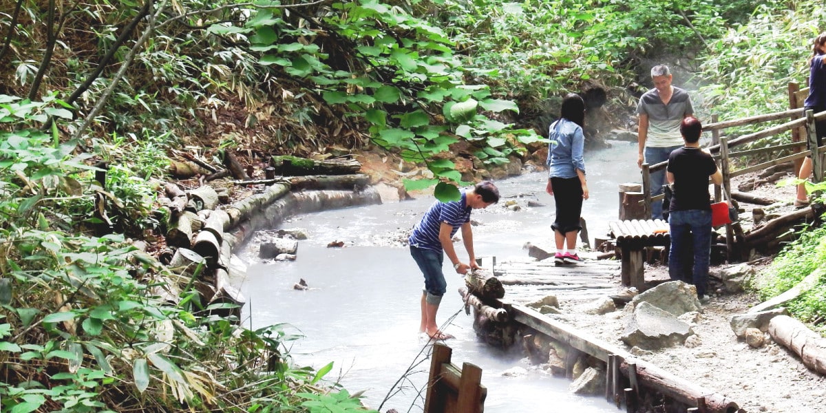 大湯沼川天然足湯
